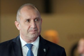 Президентът каза още, че изборът му да присъства на тържественото откриване на учебната година в това училище е заради усилията да се пази паметта на патрона на училището Христо Смирненски