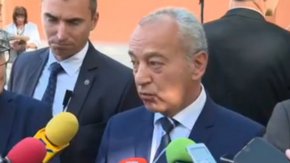 „ Включват се всички възможни източници на доставки. Търговските отношения трябва да бъдат уредени така, че училищата да не останат на студено”, заяви Донев.