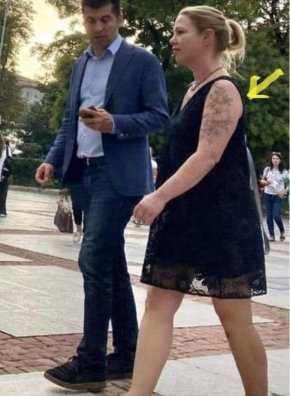 Канадката дойде с възкъса и не съвсем според фигурата си малка черна рокля, оголила грамадни татуировки.