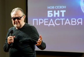 Представя е портретна документална поредица, която среща зрителите с някои от най-емблематичните имена на българската история, духовност и култура.
