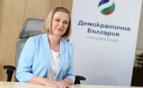 Тя припомни, че още през април е изпратила писмо до парламента да бъде изпълнена една дългогодишна препоръка на Венецианската комисия, а именно в парламентарната квота във ВСС да не бъдат избирани действащи прокурори и следователи.