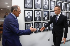 Министърът се спря и на критиките, на които може да бъде подложен за провеждането на разговори с Лавров, като подчерта, че мирът "няма да дойде без диалог". 
