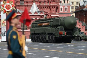 Руска пускова установка за междуконтинентални балистични ракети "Ярс" преминава през Червения площад по време на генералната репетиция на военния парад за Деня на победата в центъра на Москва, Русия, на 7 май. (Кирил Кудрявцев/AFP/Getty Images)