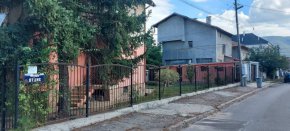 Във времената преди отстранената най-накрая директорка от 35 г. на училището В. Велянова, вместо „обедна почивка”, насред целодневната програма на децата, каквато нямаше друго учебно заведение у нас, паузата се наричаше „активен отдих”.