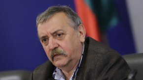 И препоръча ваксината за хора със съпътстващи заболявания и с много контакти.