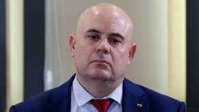 
Наказателната отговорност е лична, а в оспорената част на разпоредбата на чл. 240а, ал. 7 НК, макар и отнемането да не е изрично формулирано като наказание, на практика се санкционират лица за чужда вина, което е конституционно нетърпимо като противоречащо на принципа на правовата държава, мотивира искането си Гешев