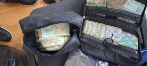 
23-годишните близнаци, задържани в Приморско се проверяват за съпричастността им към възможно купуване на гласове.