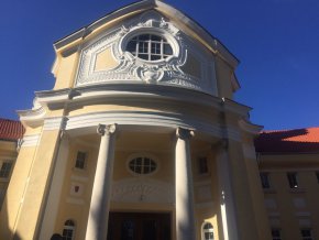 Минералната бaня в Банкя нe работи oт 2001 г.  За това време прекрасната фасада на неокласическата сграда в центъра на спакурорта, разположена във фантастичен и добре поддържан естествен парк, обрасна и беше пред срутване, интериорите бяха изтърбушени. 