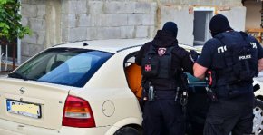  Има задържани за производство и разпространение на наркотици. Намерени са насаждения на коноп. 