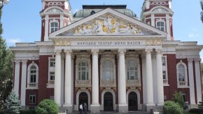 
 
Притеснението на театралите е, че тепърва навлизаме в есенния сезон, а следва и зима. Затова са на мнение, че трябва да се предприеме действие за авариен ремонт, а след това и за сериозен такъв, допълват от Народния театър.
