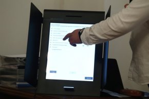 
"За съжаление, много политически партии изразяват съмнения, но това не рефлектира в желанието им за участие в установяването на процеса. За съжаление, очаквахме по-голямо включване, защото, когато го правим прозрачно, всеки е добре дошъл, но същевременно те изявят съмнение, обаче не идват да проверят какво се случва реално", отчете той.
