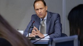 Посолството ни в Москва в момента се опитва да организира евентуалното прехвърляне в България на студенти с двойно гражданство. Засега не са постъпили такива искания, мисията ни проучва възможността да окаже такава помощ, ако се наложи.

