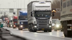 
Мнозина шофьори са били свидетели как товарни автомобили предприемат изпреварване с разлика в скоростта от 5 до 10 км в час, което води до образуване на колона от леки автомобили в изпреварващата лента и намалява общата скорост по магистралата.
