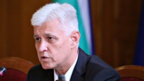 По закон премиерът Гълъб Донев председателства Съвета.