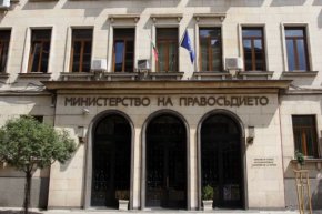 
Законопроектът ще гарантира ефективна защита в редица сфери - обществени поръчки, финансови услуги, продукти и пазари, предотвратяване на изпирането на пари, опазване на околната среда, обществено здраве, защита на потребителите, безопасност на транспорта, защита на неприкосновеността на личния живот и личните данни, сигурност на мрежите и информационните системи и др.