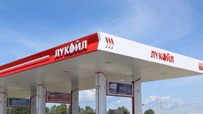 
Според Комисията дружеството е прилагало ценова преса спрямо конкурентите си на пазара на едро на моторни горива. Ценова преса е налице, когато разликата между цените на долния пазар на предприятие с господстващо положение и цените на горния пазар, които то фактурира на конкурентите си, е отрицателна, или недостатъчна, за да се покрият специфичните разходи за продажба на продукта на пазара надолу по веригата.