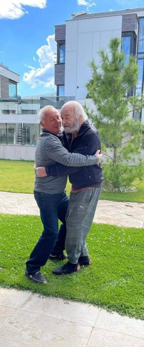 По-лек е от хваналия го друг наш олимпийски шампион и ексдепутат Георги Мърков на снимката на Славчо Велков.
