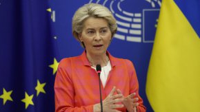 Тя подчерта, че демокрацията не се движи по права линия, а има и обрати, затова е „наш дълг да защитим демокрацията от руския шантаж и авторитаризма, наш дълг е да укрепим всички демокрации“.
