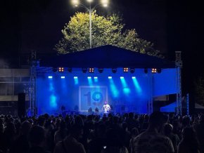  Защото само заедно ще променим страната към по-добро. Заедно с вас! Сами срещу всички!", заяви Гроздан Караджов.

