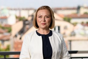 Колкото повече превръщаме политическия дебат в театър на абсурда, толкова повече се отдалечаваме от гражданите, това заяви Надежда Йорданова от “Демократична България” в интервю за студио “Актуално”.