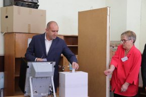 Тя също определи този вот като изключително важен и призова към висока избирателна активност.
