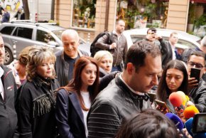 В подписката се настоява, на основание чл.32, ал.8 от Устава на Българската социалистическа партия, да бъде свикано ПРИСЪСТВЕНО ЗАСЕДАНИЕ на НС на БСП, с дата на провеждане 08 октомври 2022 г., ден събота, от 11:00 часа, място ул. „Позитано“ № 20, зала „Александър Лилов“, град София, при следния ДНЕВЕН РЕД:
