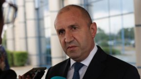 Решение за присъединяване на Украйна към НАТО трябва да бъде взето едва след изработването на ясни параметри за мирното уреждане на конфликта между Русия и Украйна, които да бъдат приети и приложени и от двете воюващи държави, се казва в позицията.