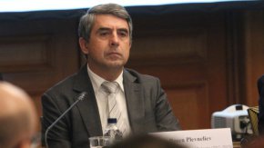 Контактната група ще проведе срещи с всички проевропейски и демократични сили за търсене на съгласие по принципи и приоритети, на които да стъпи едно бъдещо правителство за преодоляване на кризите и стабилизиране на държавата. Целта е да се промени подходът, да се възстанови диалогът, да се работи за доверие, да се търси обединение около базисни принципи, национални приоритети и работещи решения”, написа Плевнелиев. 