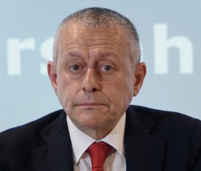 
По-рано през деня Бойко Борисов обяви, че ще помоли личности, които според него са с безспорен авторитет и евроатлантическа ориентация, като Росен Плевнелиев и Соломон Паси, да преговарят с партиите като медиатори.
