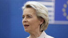  
 Тя уточни, че това е временно решение. Като други мерки тя посочи съвместните поръчки на синьо гориво в ЕС, както и допълнително общоевропейско финансиране на плана Repower EU. 

