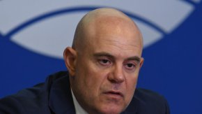Многократно вече се вижда как държавното обвинение не стига докрай в разследванията срещу червената председателка – дали сме твърде много примери. И тези работи няма как да минат за случайност или съвпадение.
