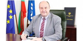 През ноември и декември ректорът на ТУ-София е подписал заповеди за изплащането на допълнителни трудови възнаграждения за съществен принос при изпълнение на служебните задължения. В списъците с наградените фигурира и неговото собствено име.