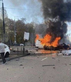Съобщава се и за удари в източния град Днепър и за експлозии в Лвов, Западна Украйна.