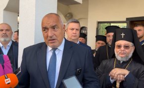 На въпроса възможно ли е правителство с мандата на най-малката партия в парламента – „Български възход“ на Стефан Янев,  той отговори, че политическата сила има подкрепата на по-малко хора, отколкото е разликата между ГЕРБ и „Продължаваме промяната“. Как Стефан Янев ще дойде и ще иска от големите партии подкрепа за политика, попита Борисов.