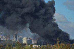 Дим се издига над град Киев, Украйна, на 10 октомври. (Олександър Клименко/Reuters)