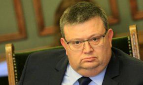 Цацаров съди Петков за претърпени неимуществени вреди, изразяващи се в уронване на личния и професионален авторитет, честта и достойнството, както и психологически и физически дискомфорт, притеснение, безпокойство и тревожност вследствие на негови изявления, направени на 14 януари 2022 г