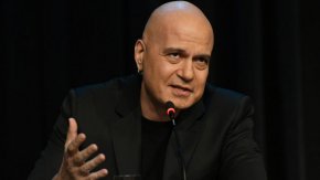 „Той се държи като котарака Леополд - „приятели, дайте да живеем заедно”. Имаше един филм - „Всемогъщият Брус”. Някак Борисов ми прилича на Джим Кери в него - щастлив е, че отново е бог. Какво значение има, че са го арестували тия двамата”, коментира лидерът на ИТН.