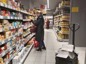 
На това решение реагираха малките квартални магазини, които не могат да поддържат по-ниски цени и очакват скоро вълна от фалити сред тях.
