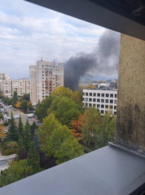 39-годишният мъж, който е бил в дома си по време на пожара, е откаран в болница, няма сериозни наранявания.
