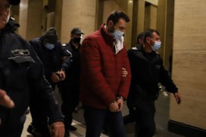 Владимиров и защитниците му помолиха съдът да измени мярката в "домашен арест с гривна за наблюдение", което беше отказано от съдебния състав.
