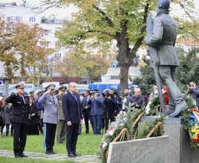 Президентът отдаде почит пред Паметника на летеца