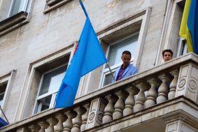
На 27 октомври очаквам този казус да приключи в залата на съвета, където всъщност трябва да намираме решения на важните за софиянци въпроси, а не да превръщаме общинския съвет в заложник на трагикомични предизборни сцени на кандидати за спасители на София. София може и заслужава повече, казва Георгиев. 