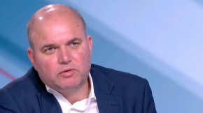 “Раздаване на пари на калпак” е техника, която се е използвала по време на кабинета “Петков”. За този период тя е сработила, но през следващата година страната ще има нужда от насочване на помощите - определяне на енергийно бедните и две тарифи за цената на тока. 
