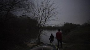 
Гърция настоява Европейският съюз да наложи ограничителни мерки срещу Турция, която според Атина нарушава конвенцията за хуманно отношение към бежанците.