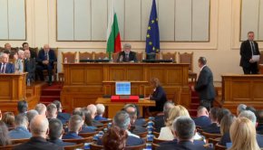 
След изказването на най-възрастния депутат новите народни избраници положиха клетва.