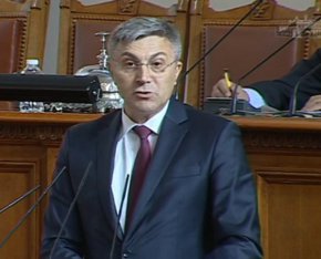 Можем лесно да кажем всичко това и да се обявим за жертви, защото е безотговорно, а политиката е пред всичко отговорност, избори в името на хората, ние сме избрани и получихме ясно поръчение да направим всичко възможно за съставяне на редовен кабинет с ясни приоритети, заяви лидерът на ДПС Мустафа Карадай.