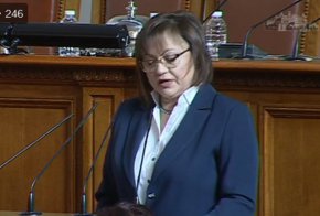 "Каним ръководството на БНБ на открито заседание да кажат има ли доклад, какви са изводите за последиците, за бедността, за неравенствата от приемане на еврото сега. Ще внесем тази покана днес, заяви Нинова.