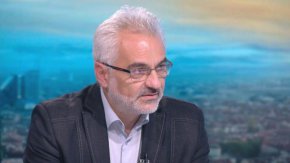 

    Енергийният експерт обясни, че Европейската комисия е дала указания към държавите в предвижданите мерки и ограничения за справяне с високите цени да не се включват мощностите на въглища и природен газ, за да се запази ликвидността на дружествата, но в България е възможно това да не се изпълни.
