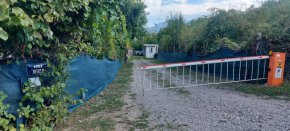 При толкова лукс обаче, някак странно стоят отвеждащата централна за махалата пътна артерия, както и самата частна улица, зле постлани с възедър и трощащ „карнтиите” отдолу на колите нещо като чакъл. Както се казваше навремето: „хубава работа, ама българска”. 