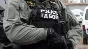„Двама от участниците в организираната престъпна група са ученици на 18 години, които са подпомагани в дейността си от техните родители. Има и пето лице, което няма роднинска връзка с групата”, коментира заместник-директорът на ГДБОП Любомир Николов. „Към момента няма данни дрогата да е била разпространявана в училища. Такива количества могат да се съхраняват и с други цели, сред които трафик”, обясни той.